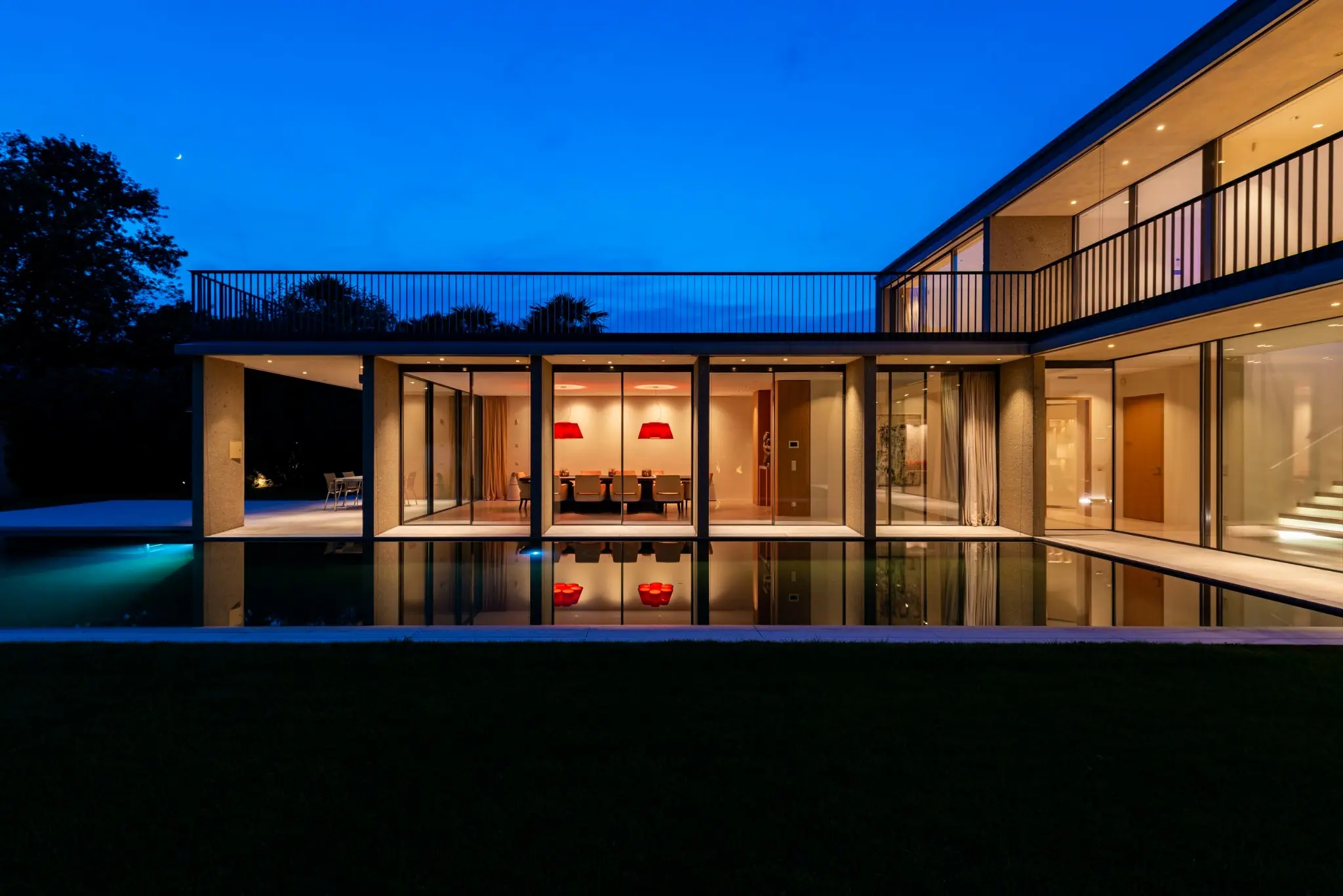 Vivienda contemporánea con grandes superficies acristaladas