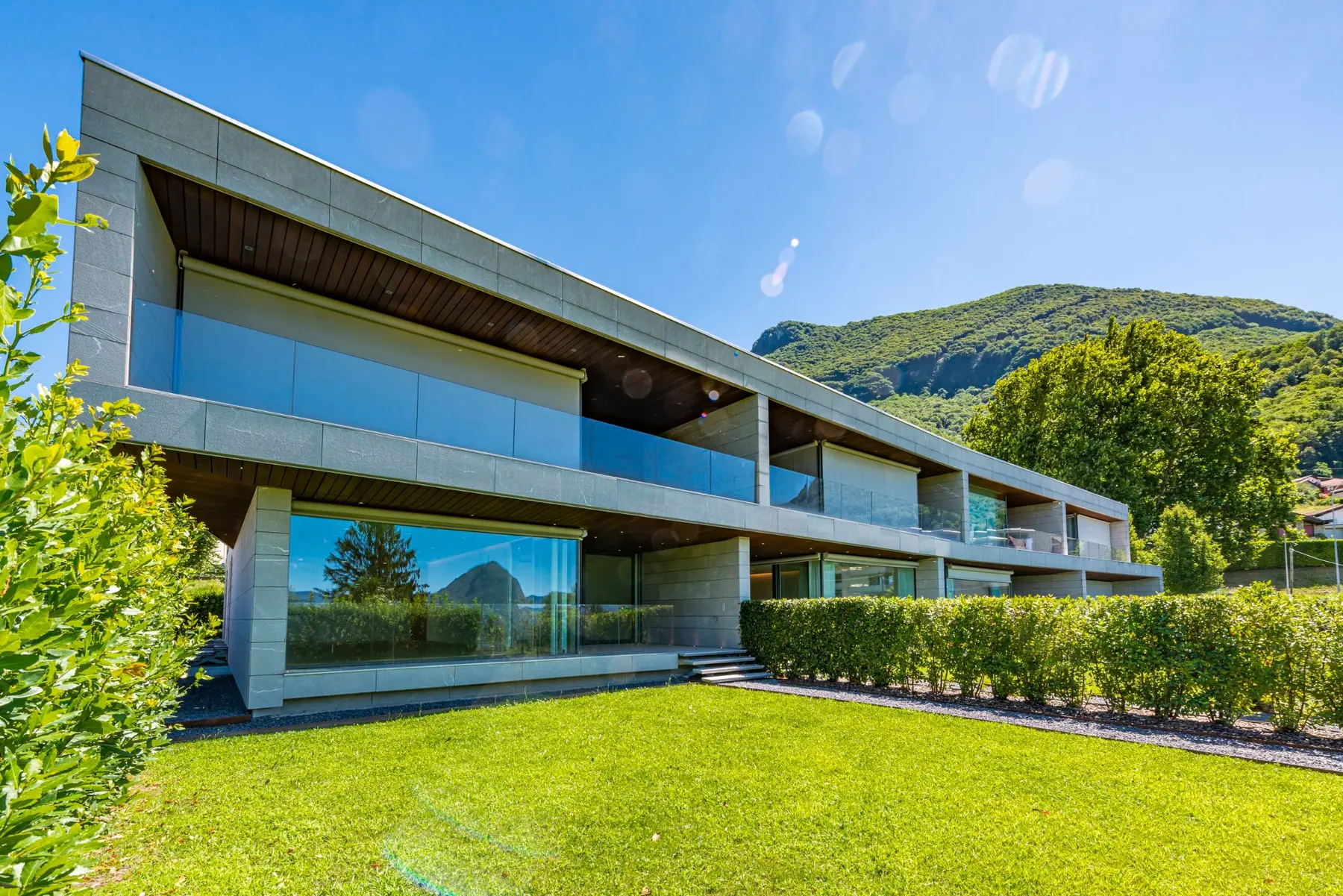 Fachada contemporánea con grandes superficies acristaladas