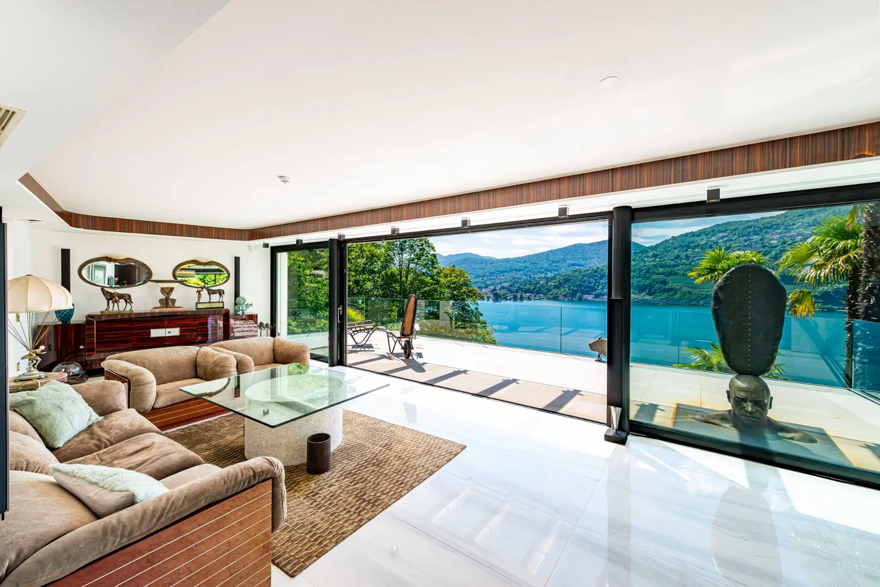 Gran corredera panorámica en una vivienda